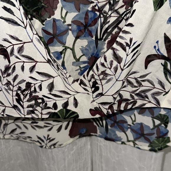 CAbi L Victoria Winter Floral Long Sleeve Front Tuck High Low Long Sleeve Blouse - Picture 12 of 16